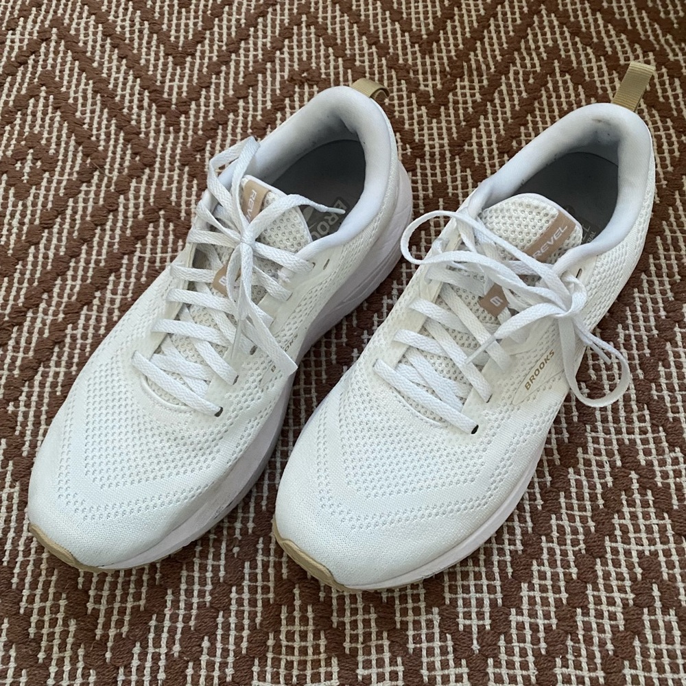 White/Khaki Brooks Revel 6